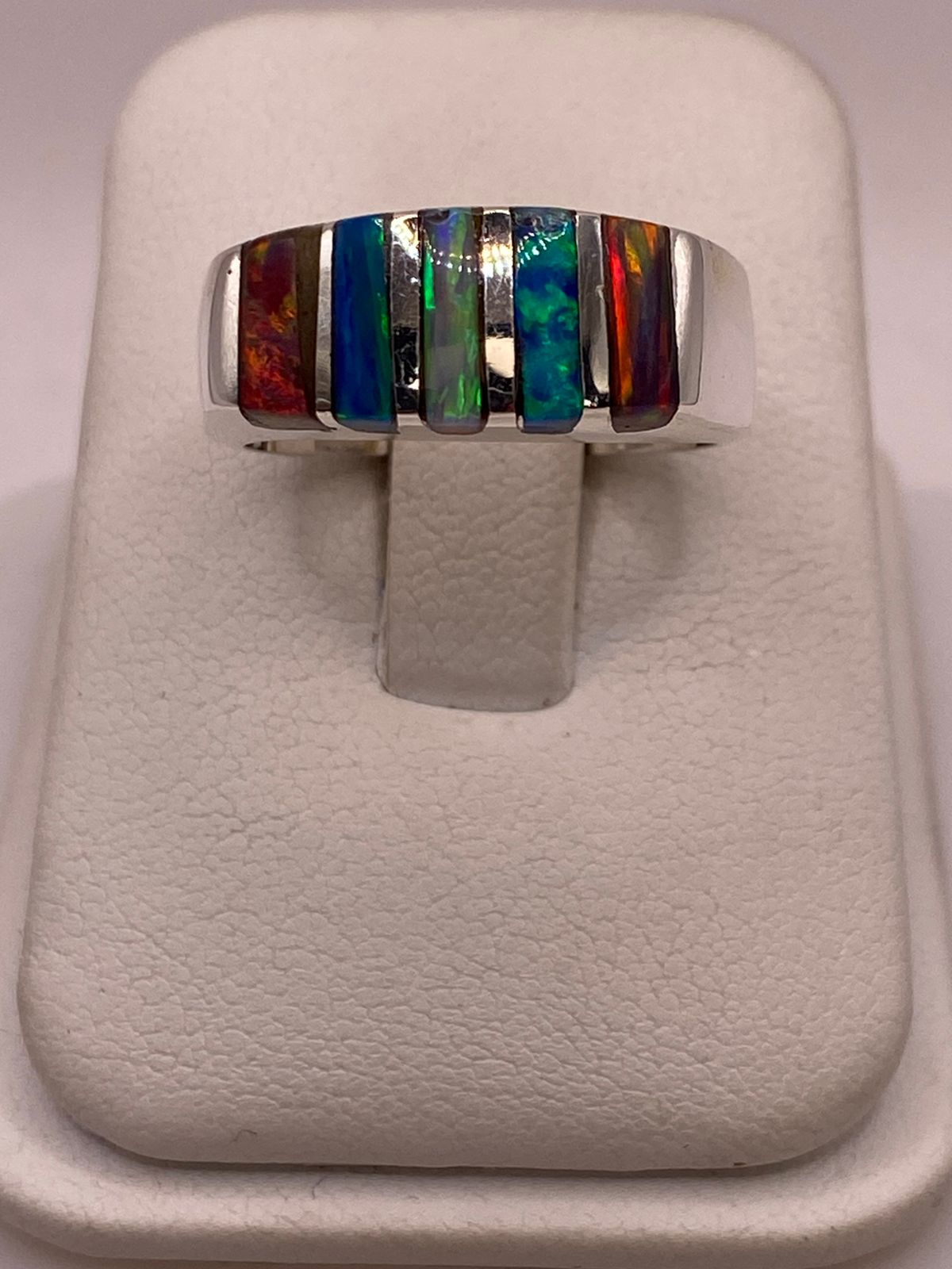 Anillo de Ópalo de Fuego Multicolor Iridiscente en Plata Ley .925 — ángulo diagonal