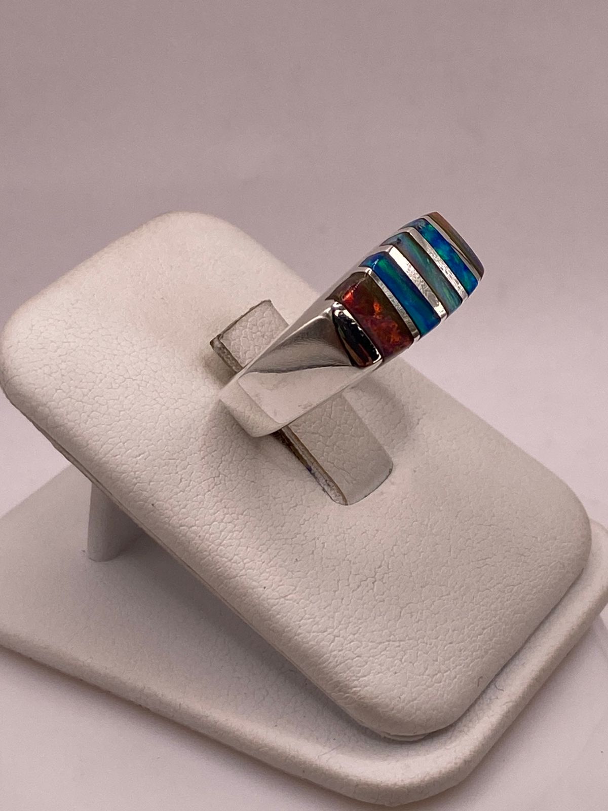 Anillo de Ópalo de Fuego Multicolor Iridiscente en Plata Ley .925, vista lateral