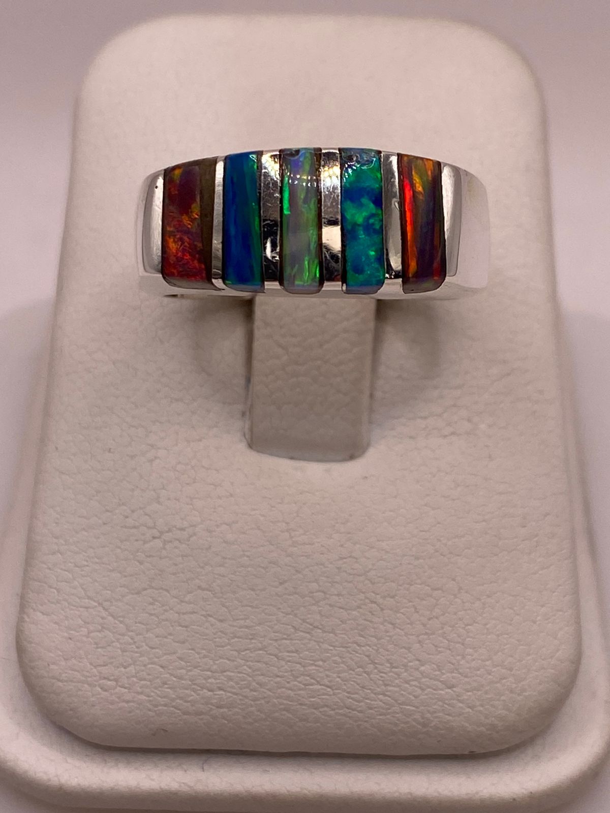 Anillo de Ópalo de Fuego Multicolor Iridiscente en Plata Ley .925, vista de detalle