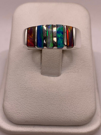 Anillo de Ópalo de Fuego Multicolor Iridiscente en Plata Ley .925, vista de detalle