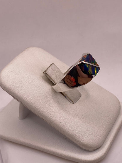 Anillo de Ópalo de Fuego Multicolor Iridiscente en Plata Ley .925, vista lateral