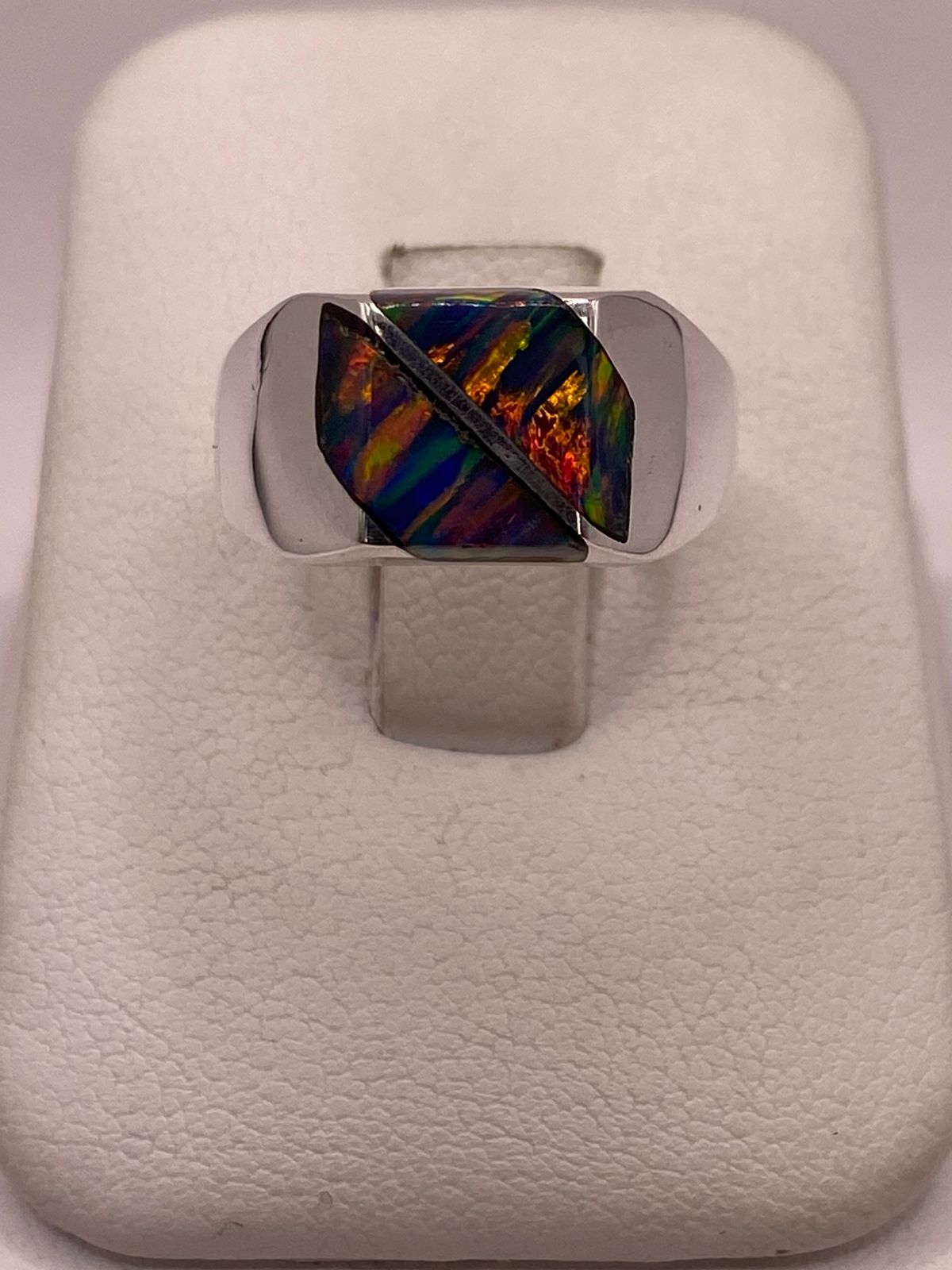 Anillo de Ópalo de Fuego Multicolor Iridiscente en Plata Ley .925 en báscula mostrando peso