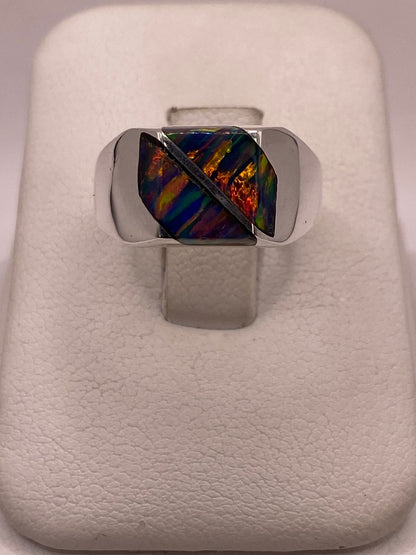 Anillo de Ópalo de Fuego Multicolor Iridiscente en Plata Ley .925 en báscula mostrando peso