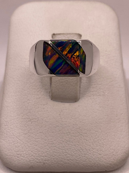 Anillo de Ópalo de Fuego Multicolor Iridiscente en Plata Ley .925 en báscula mostrando peso