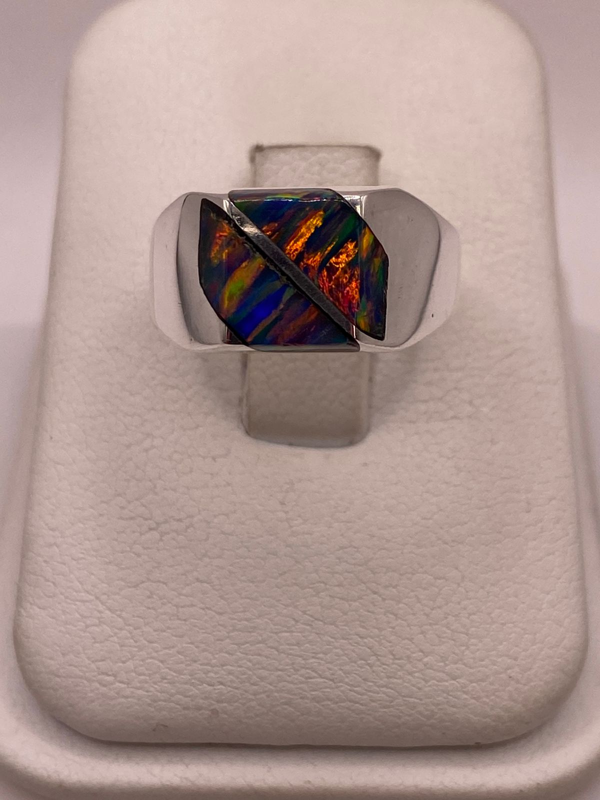 Anillo de Ópalo de Fuego Multicolor Iridiscente en Plata Ley .925, vista frontal
