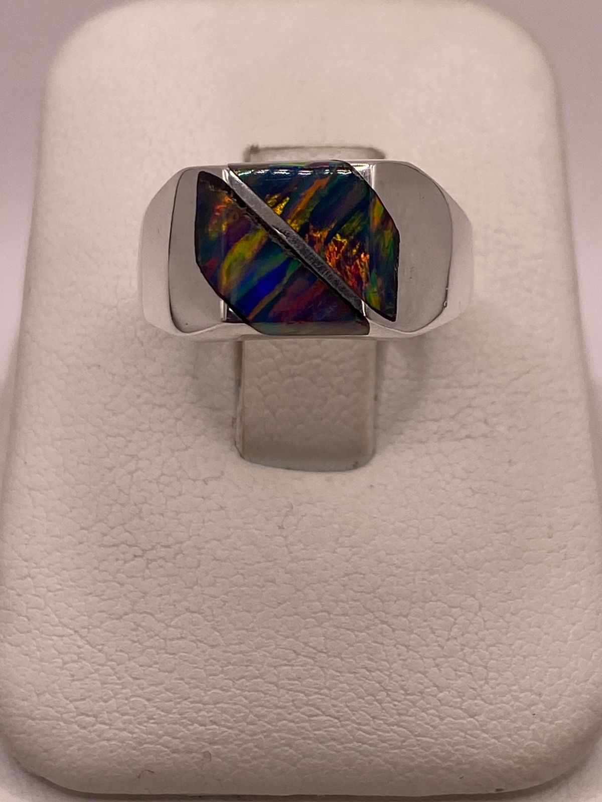 Anillo de Ópalo de Fuego Multicolor Iridiscente en Plata Ley .925, vista de detalle
