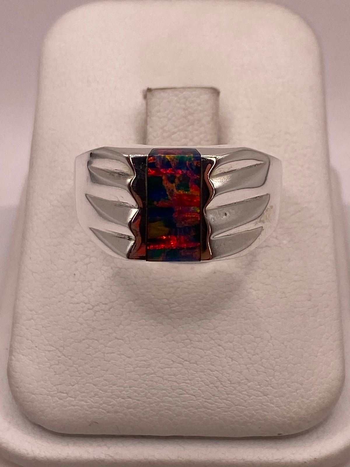 Anillo con Ópalo de Fuego Multicolor Iridiscente en Plata Ley .92 — ángulo diagonal