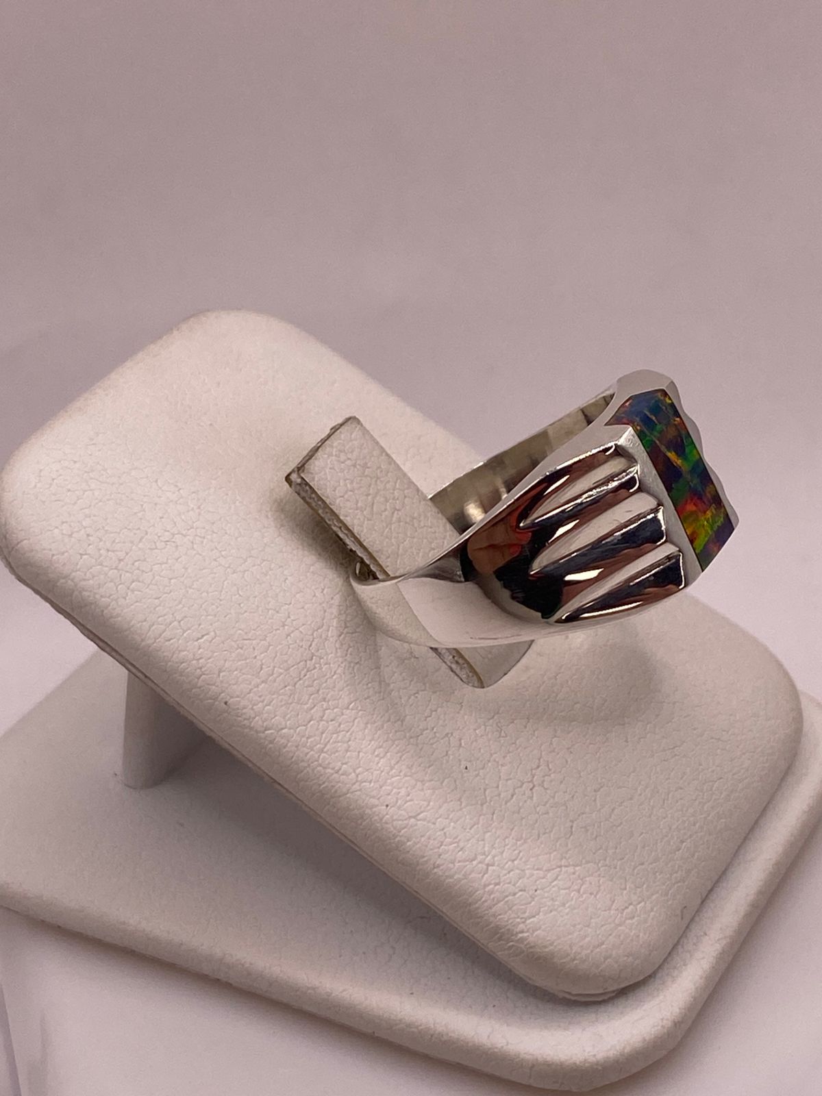Anillo con Ópalo de Fuego Multicolor Iridiscente en Plata Ley .92, vista lateral