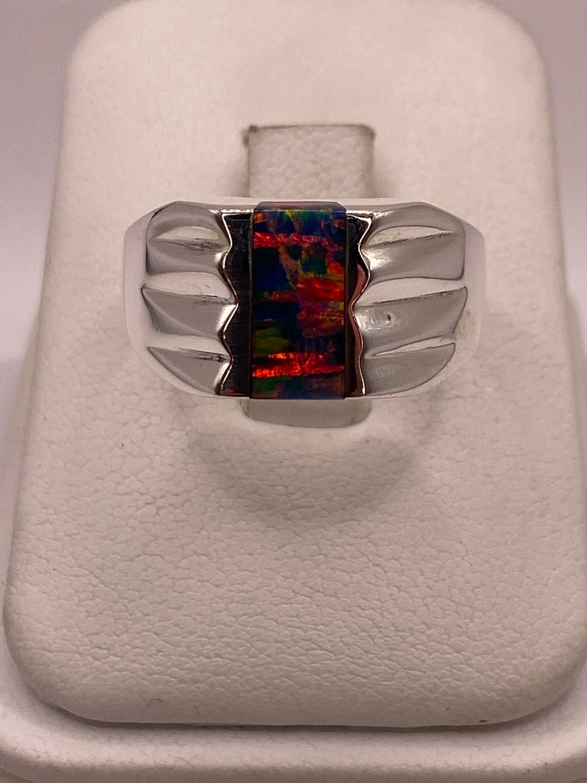 Anillo con Ópalo de Fuego Multicolor Iridiscente en Plata Ley .92, vista de detalle