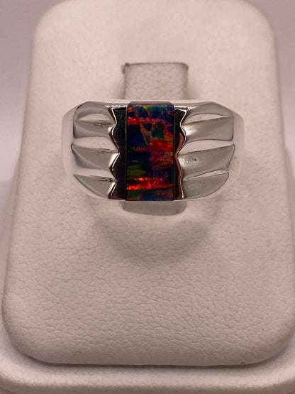 Anillo con Ópalo de Fuego Multicolor Iridiscente en Plata Ley .92, vista de detalle