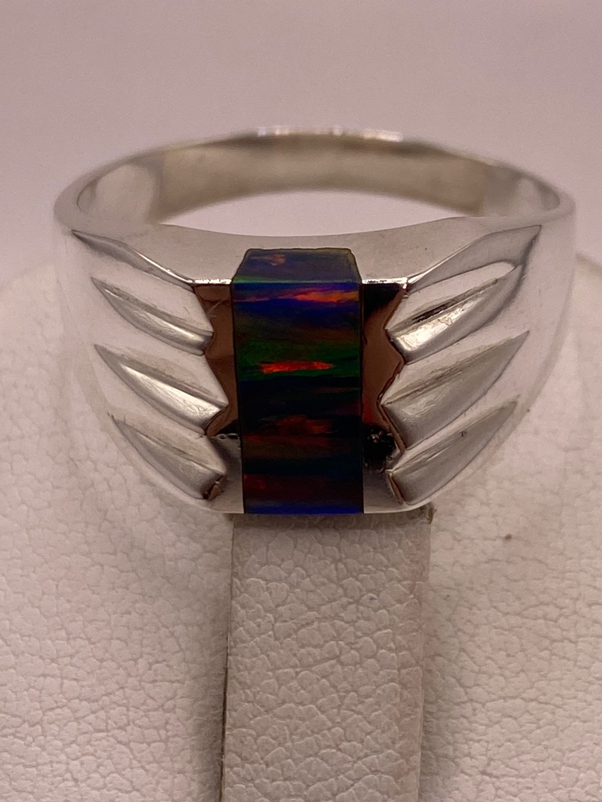 Anillo de Ópalo de Fuego Multicolor Iridiscente en Plata Ley .925, sello de autenticidad Plata Ley .925