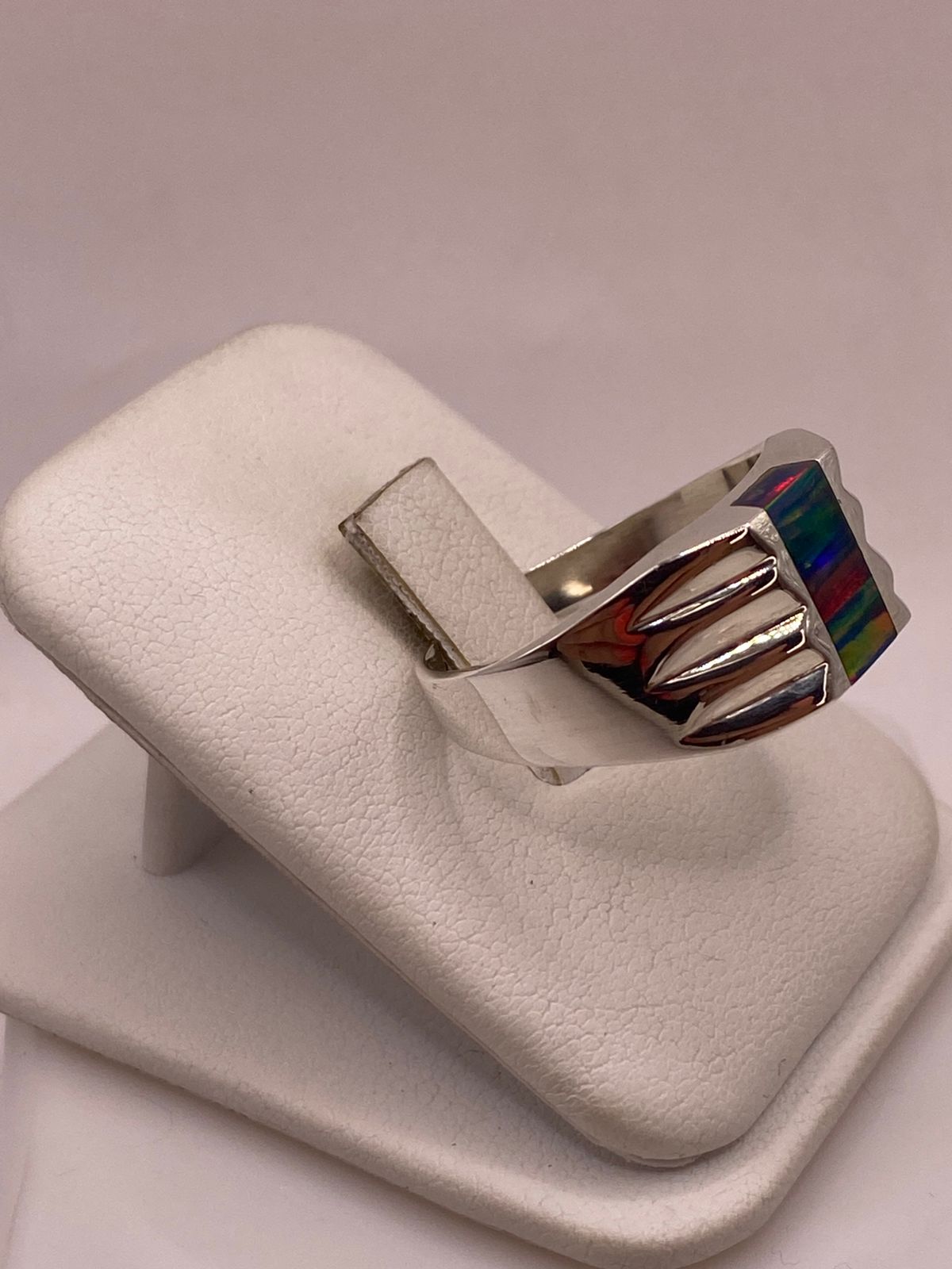 Anillo de Ópalo de Fuego Multicolor Iridiscente en Plata Ley .925, vista frontal