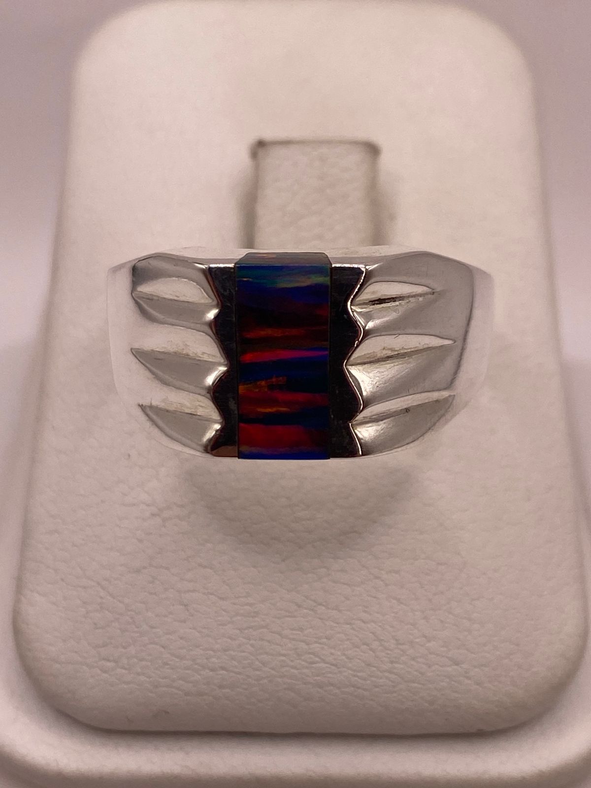 Anillo de Ópalo de Fuego Multicolor Iridiscente en Plata Ley .925, vista lateral