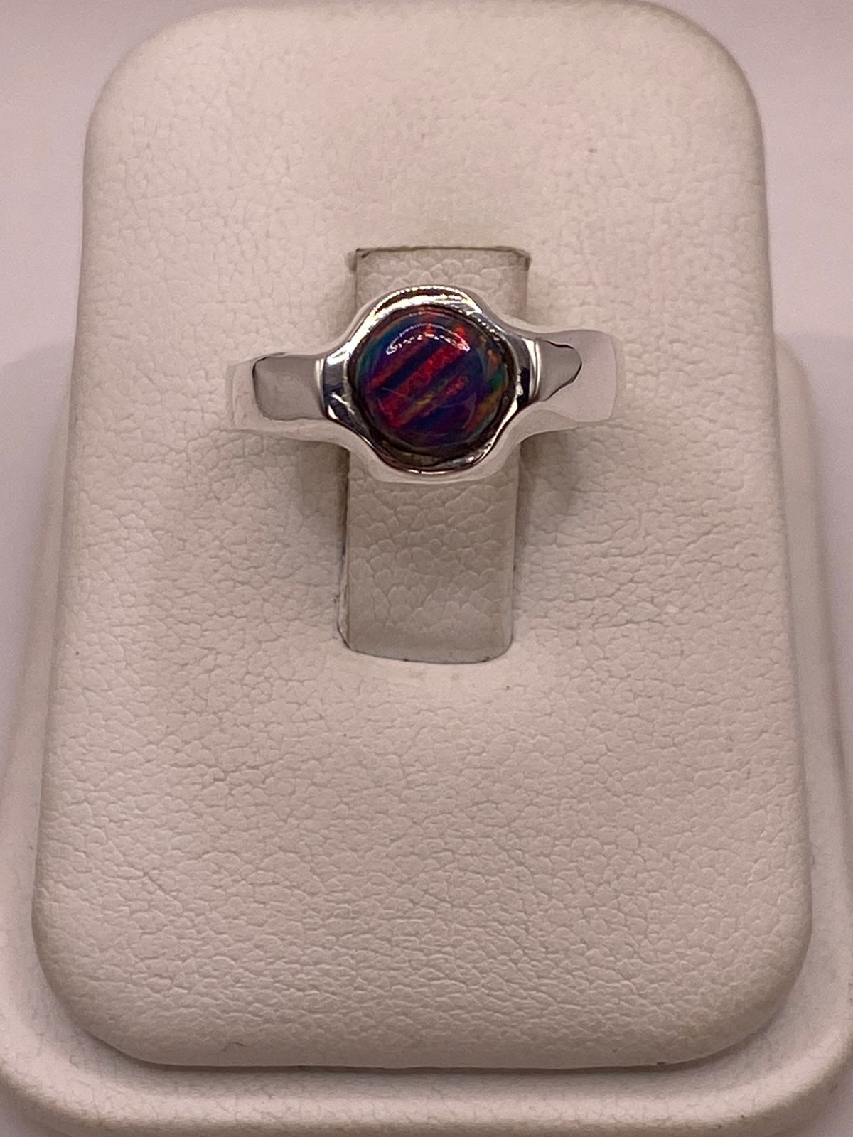 Anillo con Ópalo de Fuego Multicolor Iridiscente en Plata Ley .950 — ángulo diagonal