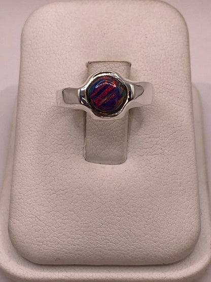 Anillo con Ópalo de Fuego Multicolor Iridiscente en Plata Ley .950 — ángulo diagonal