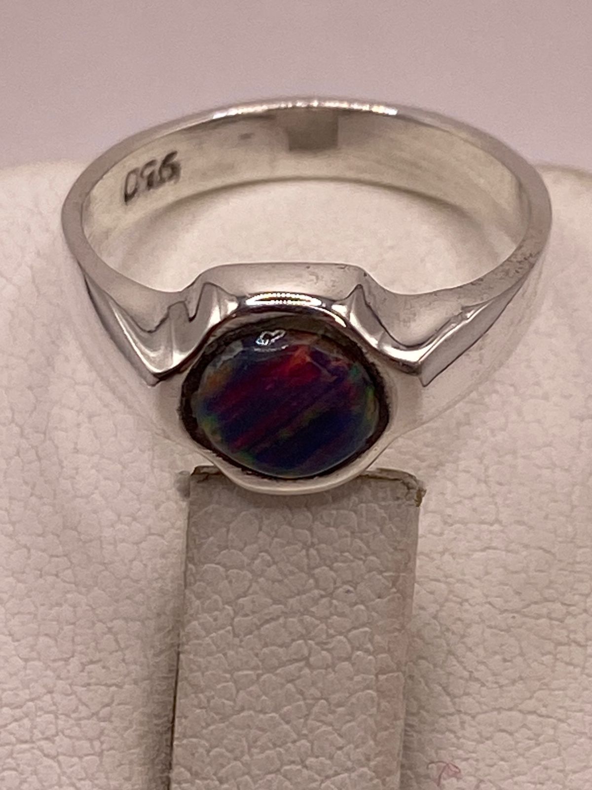 Anillo con Ópalo de Fuego Multicolor Iridiscente en Plata Ley .950, sello de autenticidad Plata Ley .925