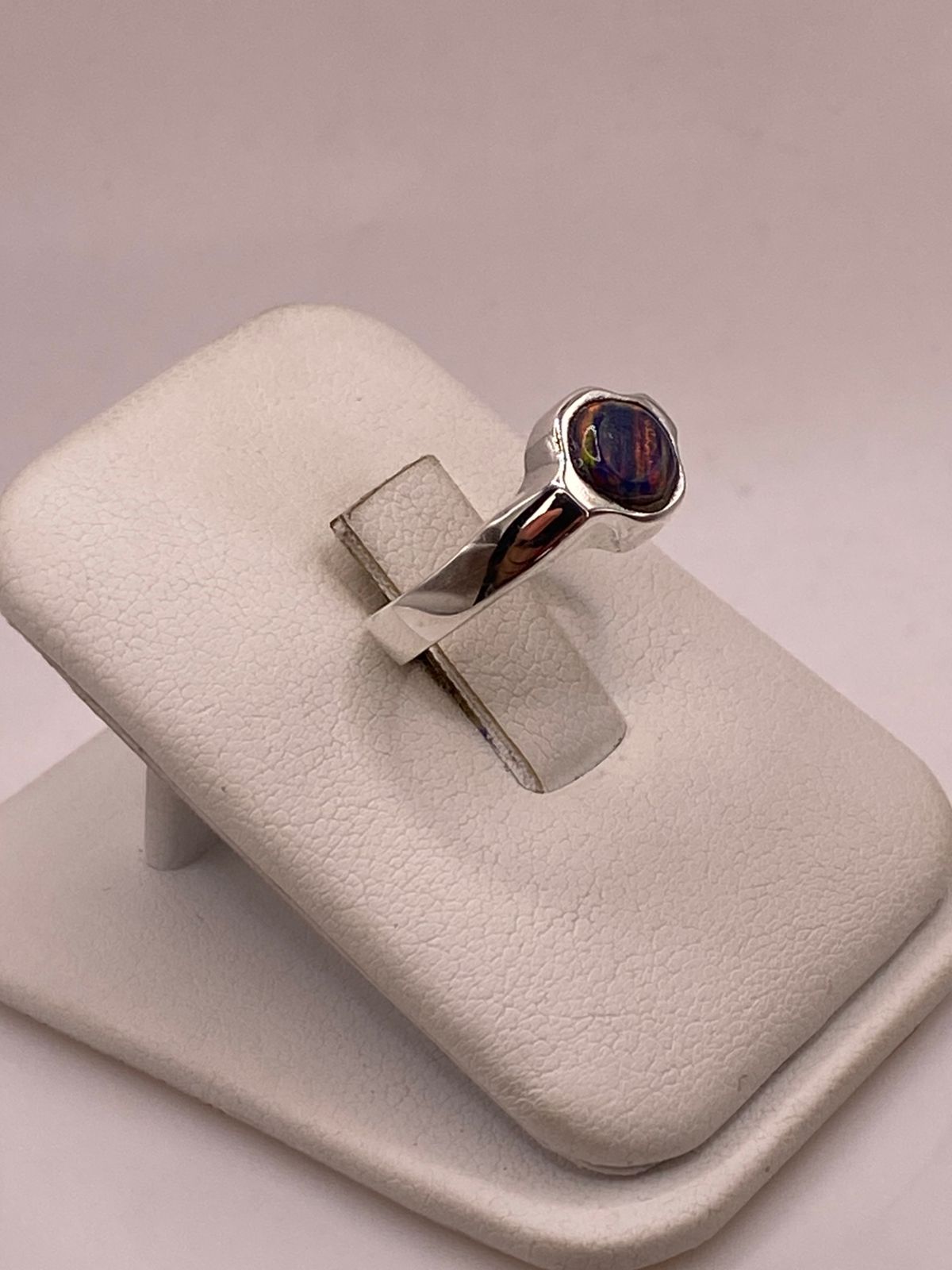 Anillo con Ópalo de Fuego Multicolor Iridiscente en Plata Ley .950, vista lateral