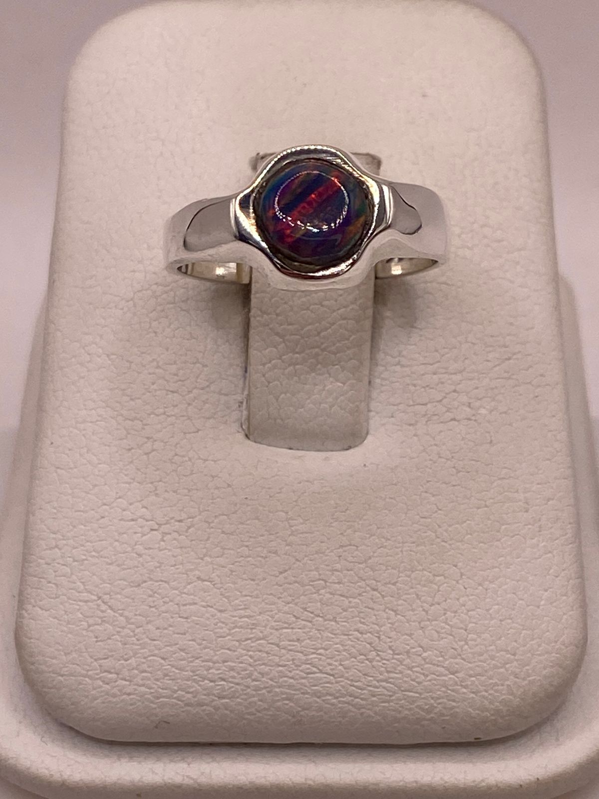 Anillo con Ópalo de Fuego Multicolor Iridiscente en Plata Ley .950, vista de detalle