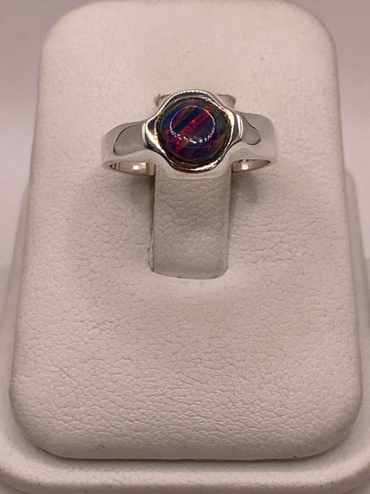 Anillo con Ópalo de Fuego Multicolor Iridiscente en Plata Ley .950, vista de detalle