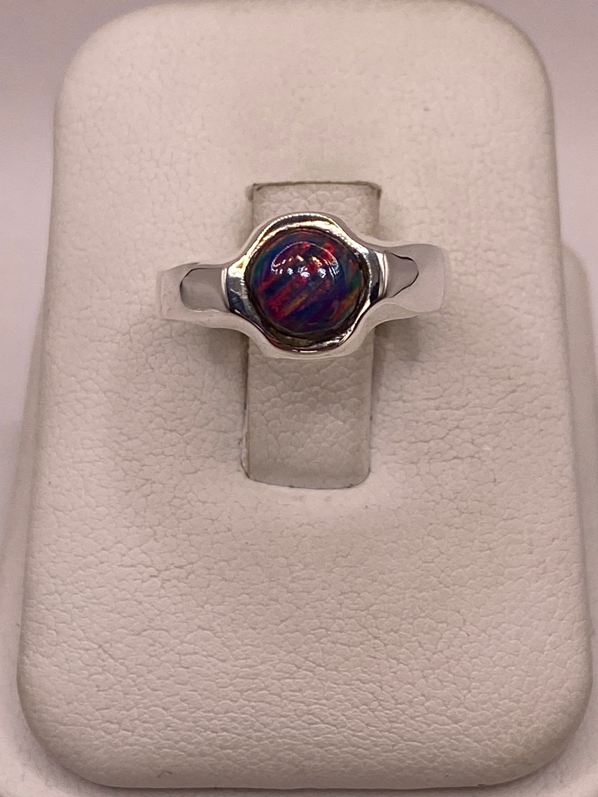 Anillo con Ópalo de Fuego Multicolor Iridiscente en Plata Ley .950, vista frontal