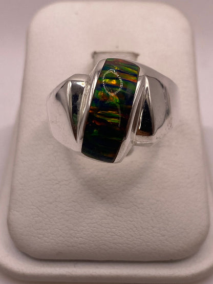 Anillo de Ópalo de Fuego Multicolor en Plata Ley .925 en báscula mostrando peso