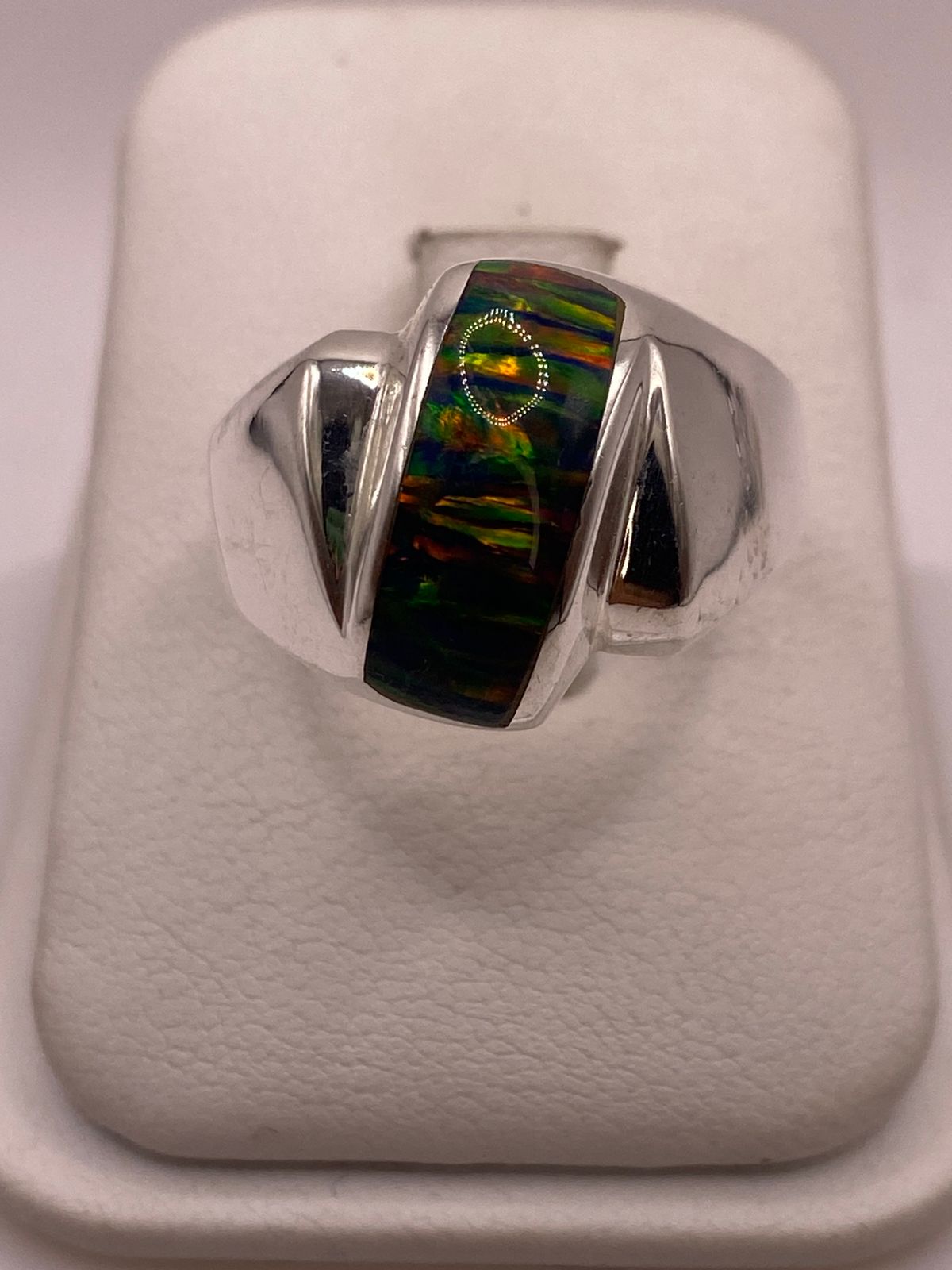 Anillo de Ópalo de Fuego Multicolor en Plata Ley .925 en báscula mostrando peso