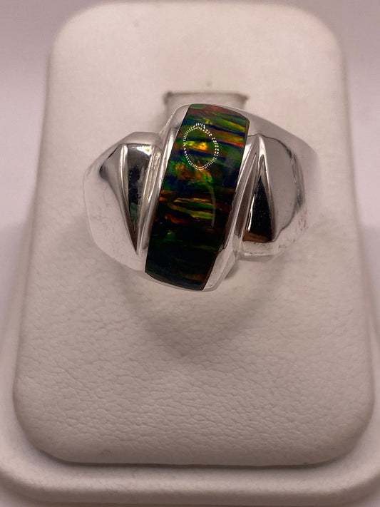 Anillo de Ópalo de Fuego Multicolor en Plata Ley .925 en báscula mostrando peso