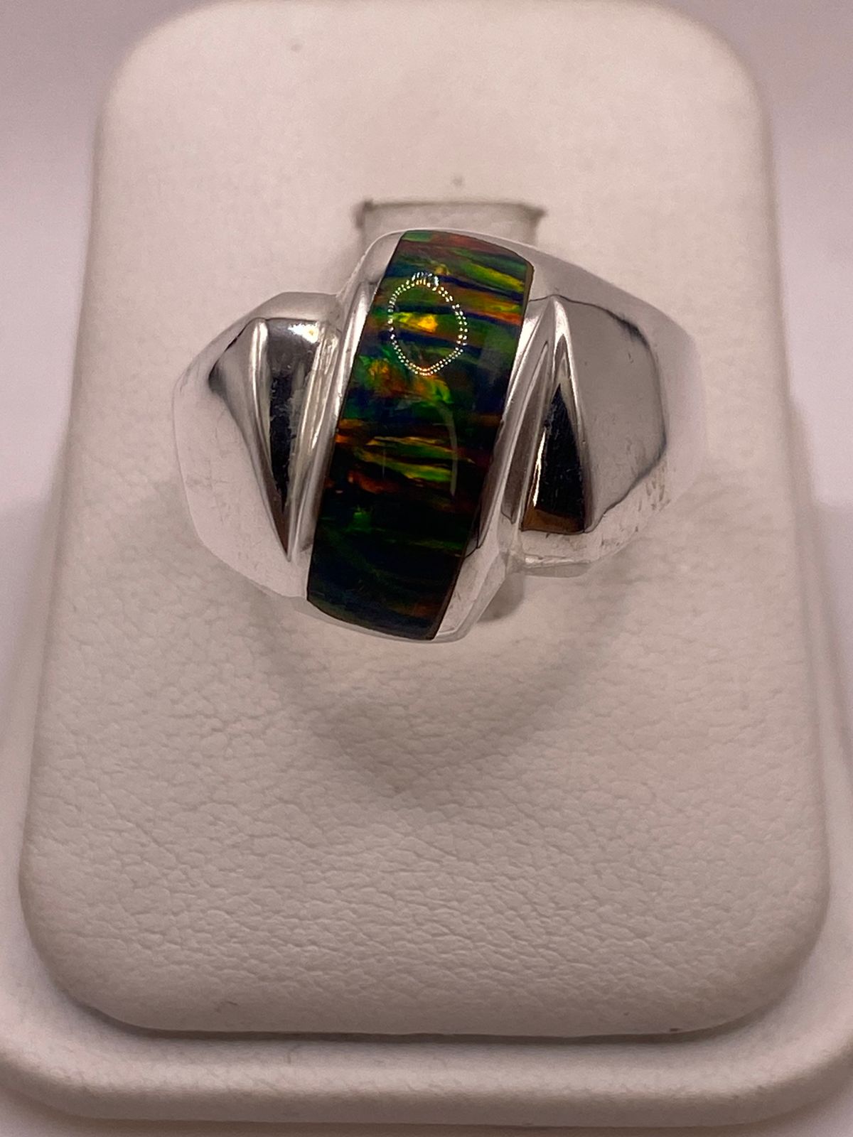 Anillo de Ópalo de Fuego Multicolor en Plata Ley 925, vista de detalle