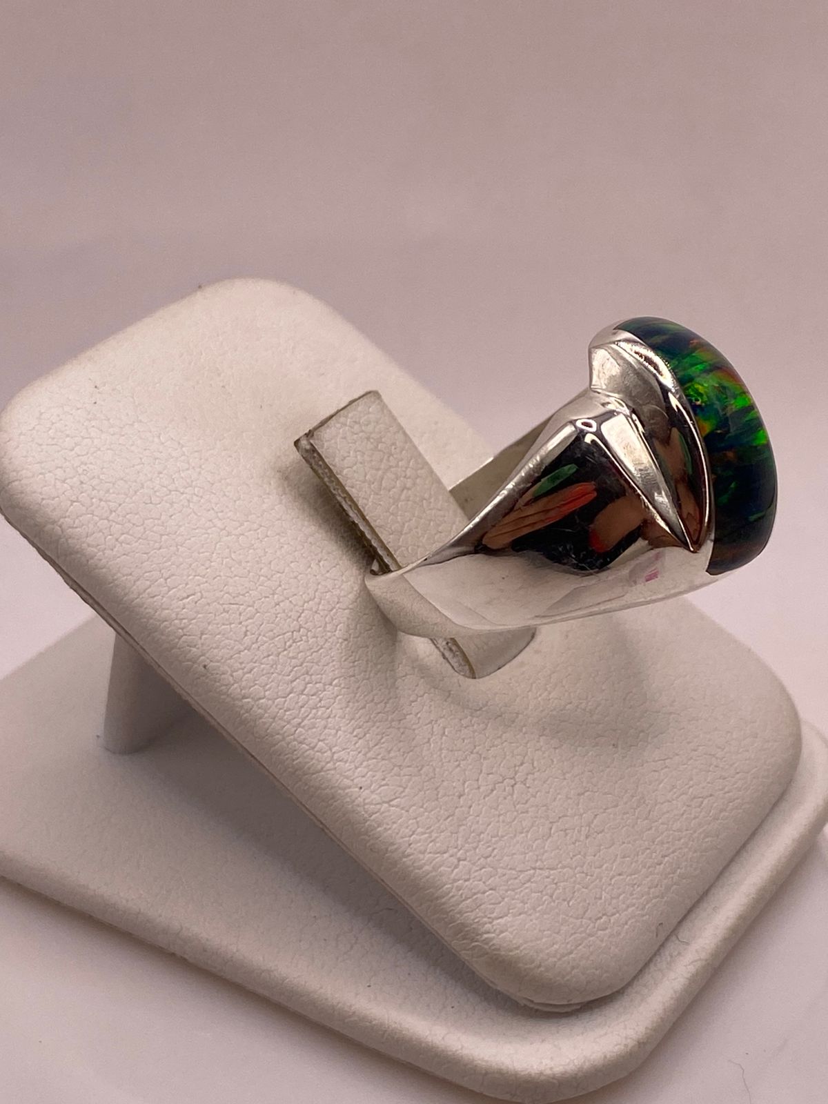 Anillo de Ópalo de Fuego Multicolor en Plata Ley 925, vista lateral