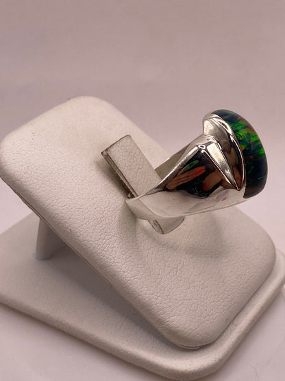 Anillo de Ópalo de Fuego Multicolor en Plata Ley 925, vista lateral