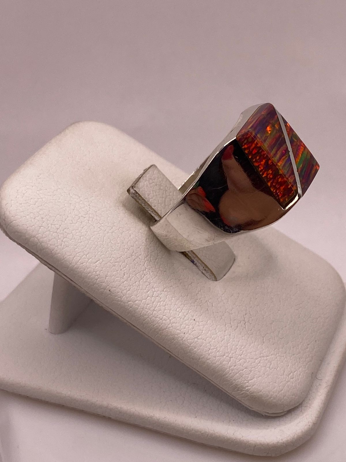 Anillo de Ópalo de Fuego Multicolor en Plata Ley .925, vista lateral