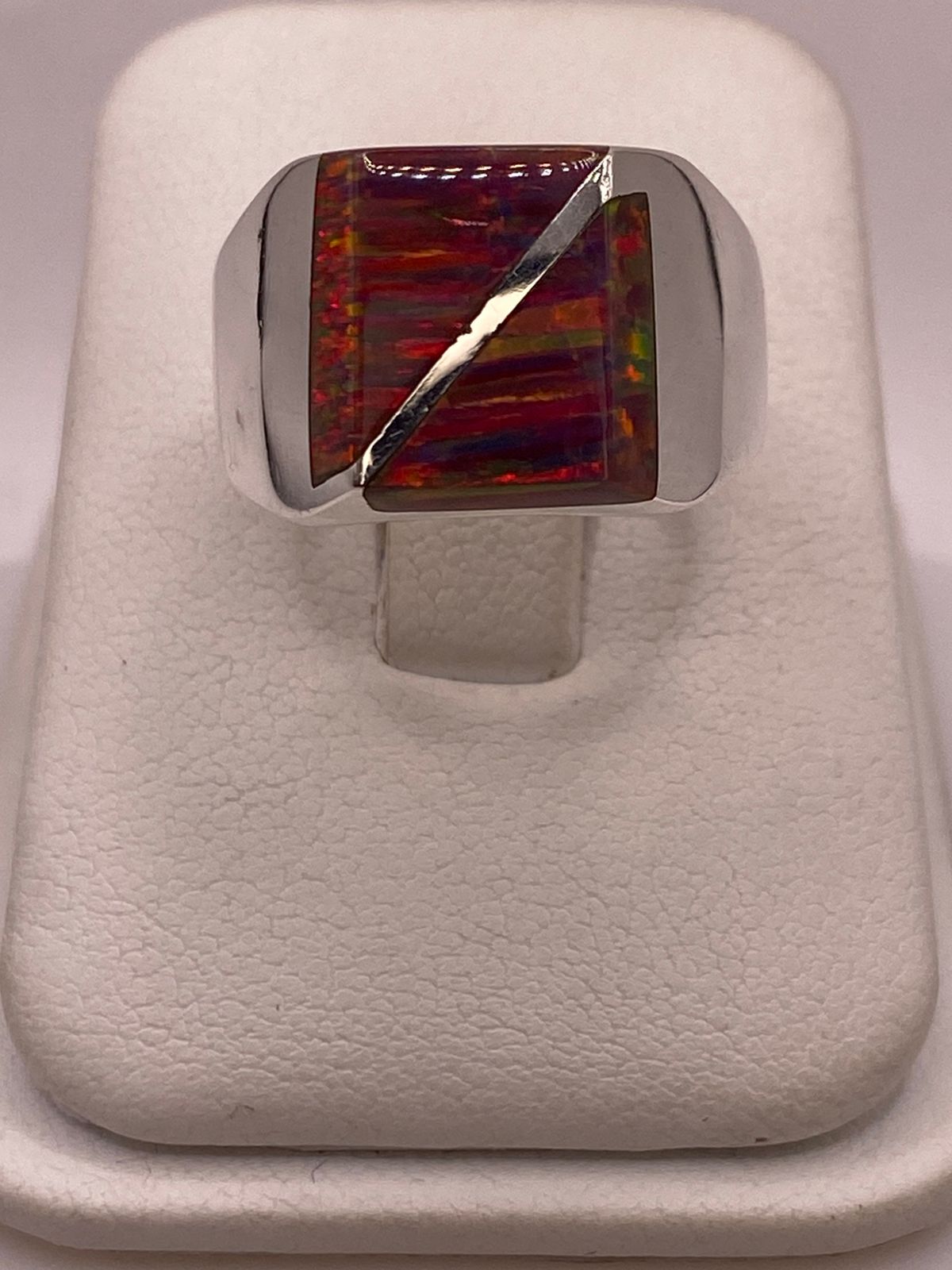 Anillo de Ópalo de Fuego Multicolor en Plata Ley .925, vista de detalle