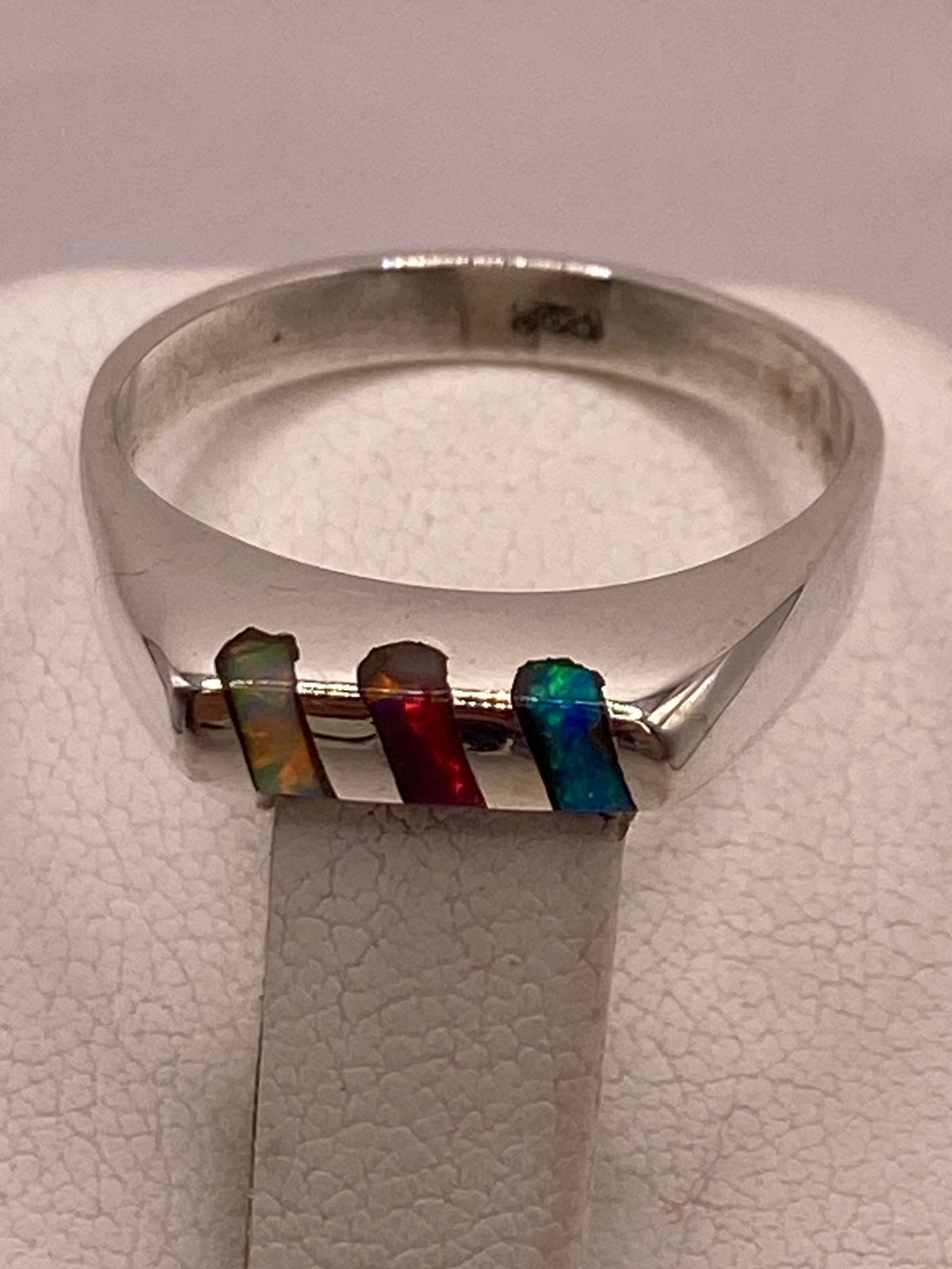 Anillo con Ópalo de Fuego Multicolor en Plata Ley .925, sello de autenticidad Plata Ley .925