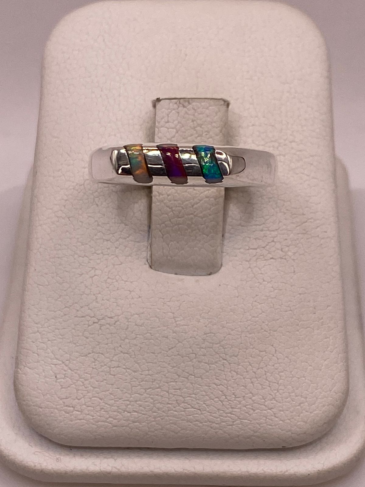 Anillo con Ópalo de Fuego Multicolor en Plata Ley .925 — ángulo diagonal