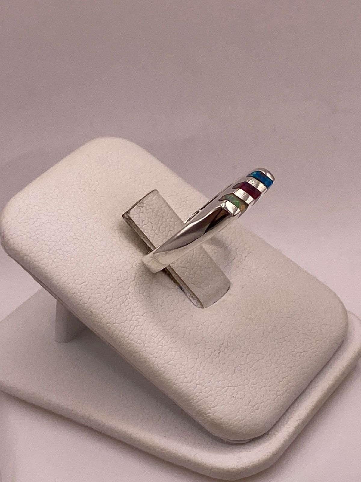 Anillo con Ópalo de Fuego Multicolor en Plata Ley .925, vista lateral
