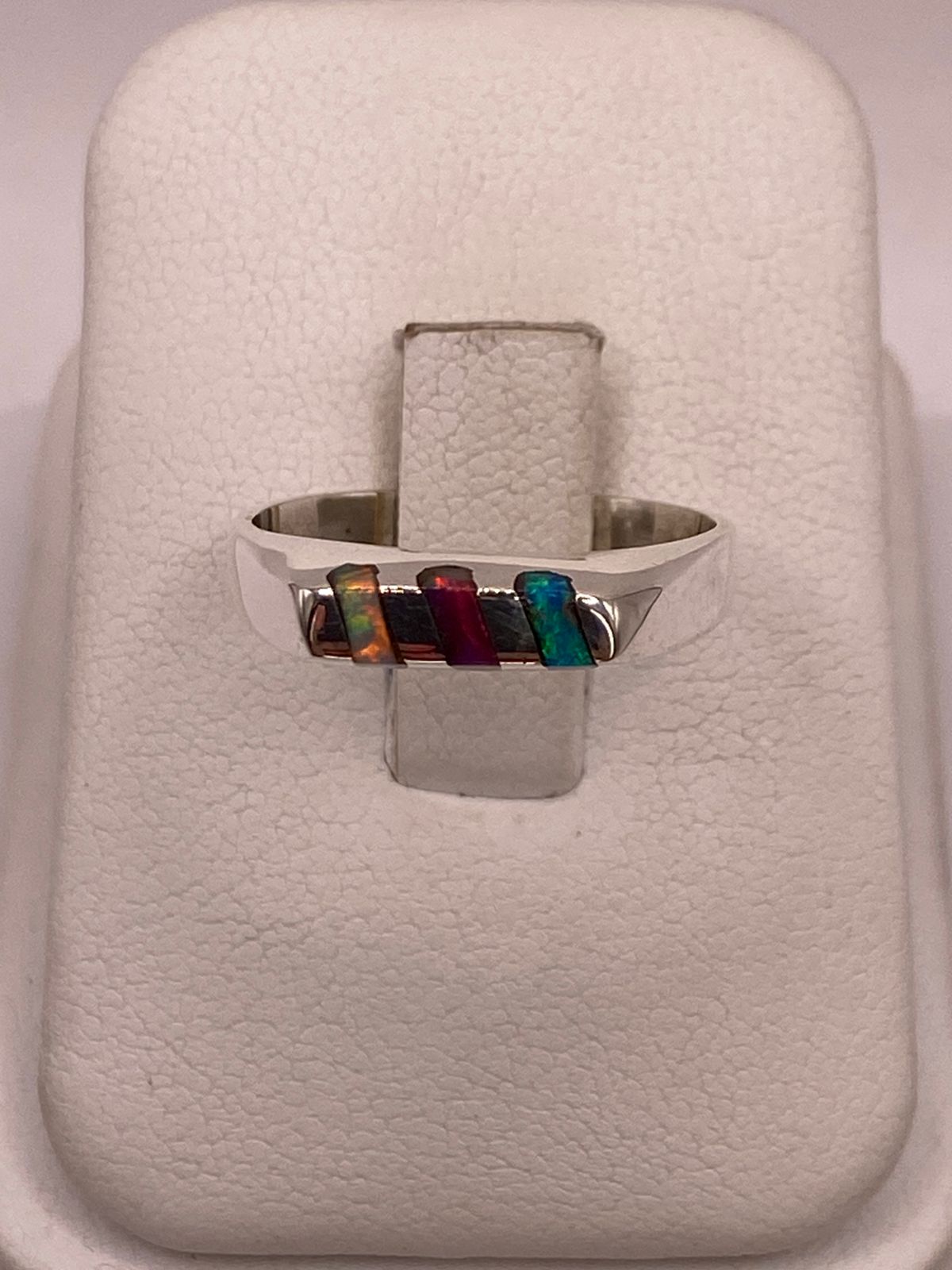 Anillo con Ópalo de Fuego Multicolor en Plata Ley .925, vista de detalle