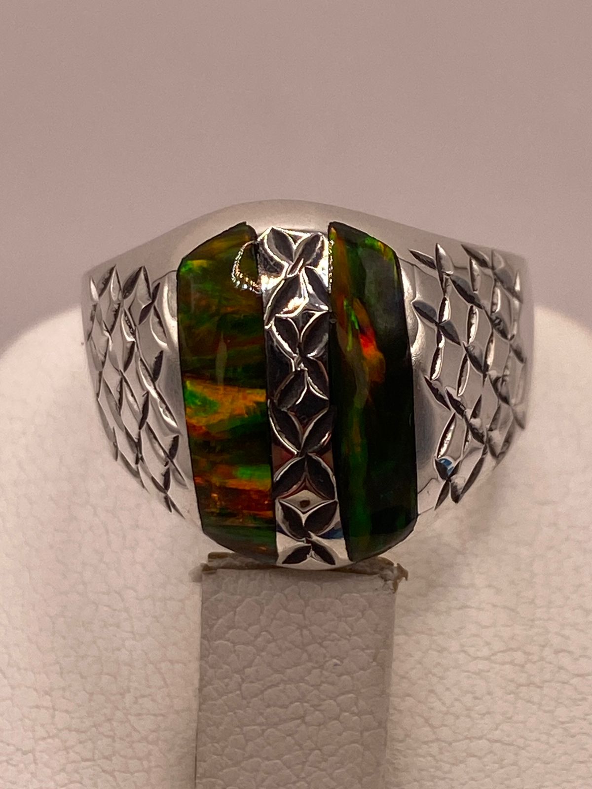 Anillo con Ópalo de Fuego Multicolor en Plata Ley .950, sello de autenticidad Plata Ley .925