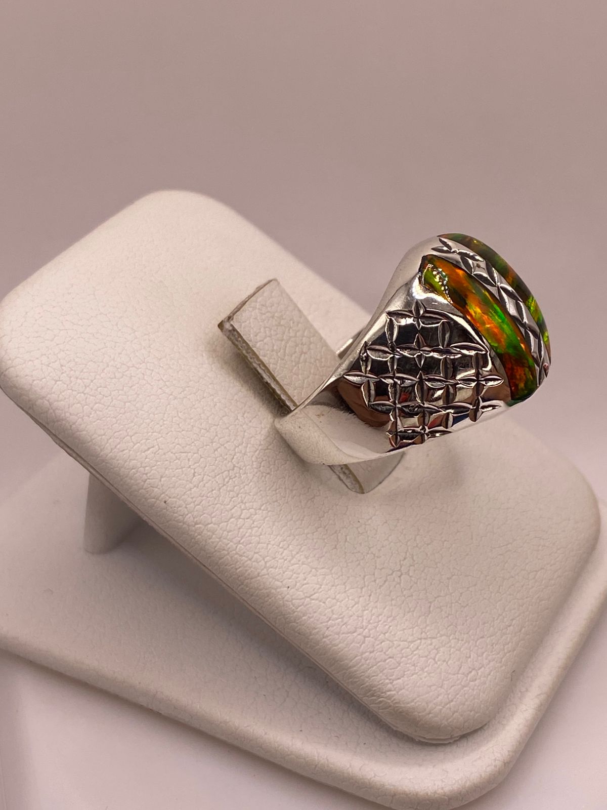 Anillo con Ópalo de Fuego Multicolor en Plata Ley .950, vista frontal