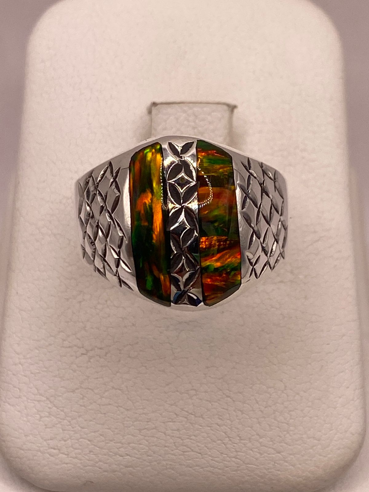 Anillo con Ópalo de Fuego Multicolor en Plata Ley .950, vista lateral