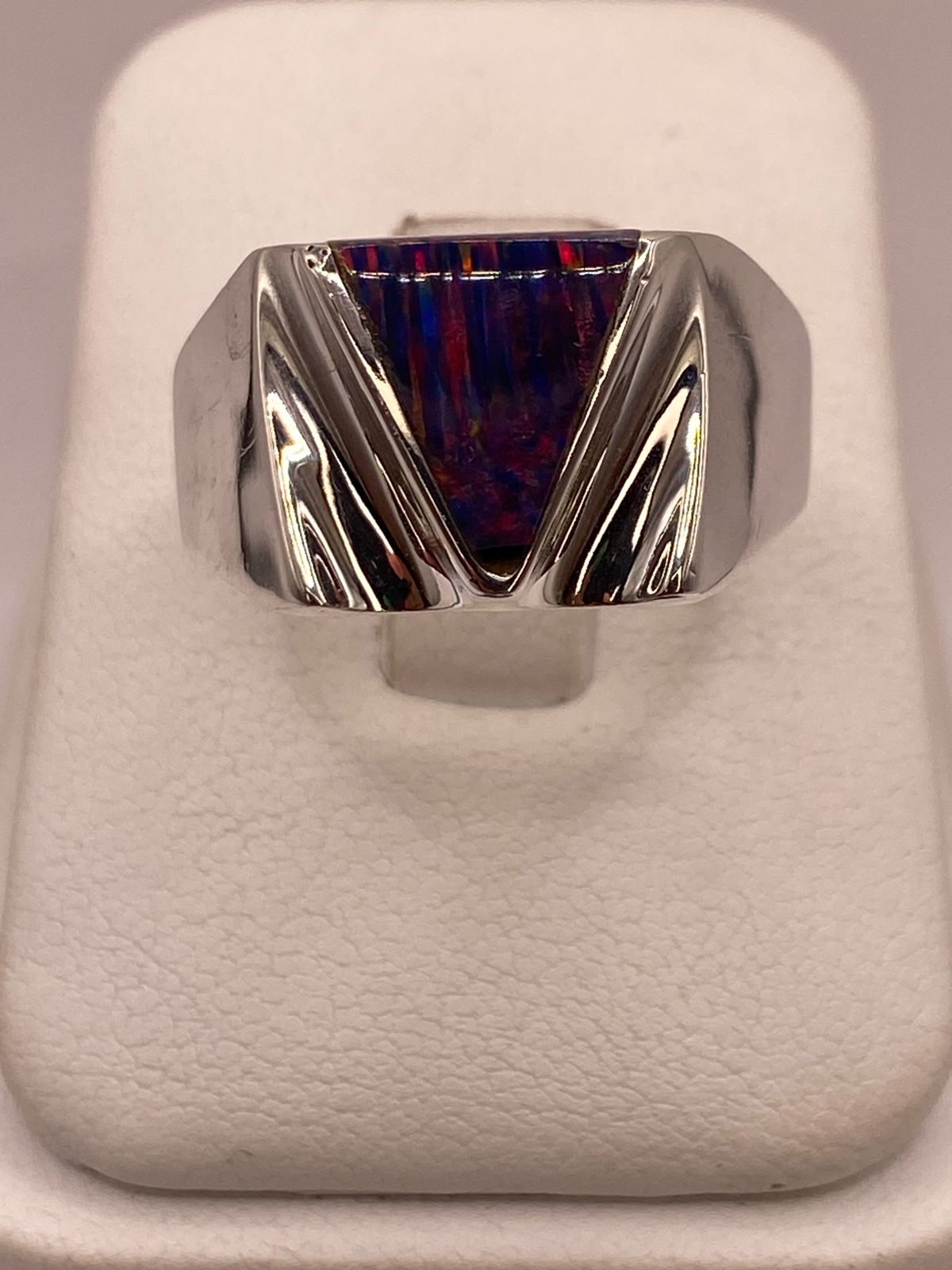 Anillo con Ópalo de Fuego Multicolor en Plata Ley .950, vista de detalle