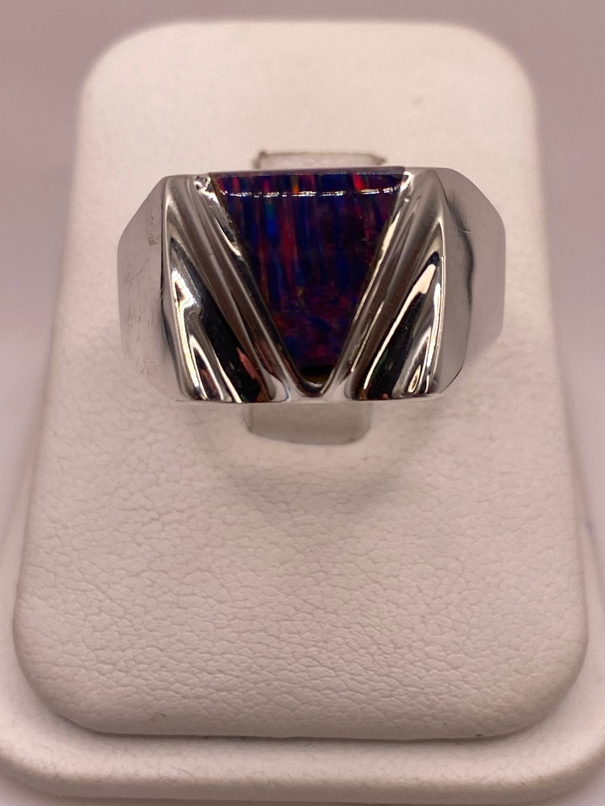 Anillo con Ópalo de Fuego Multicolor en Plata Ley .950 en báscula mostrando peso