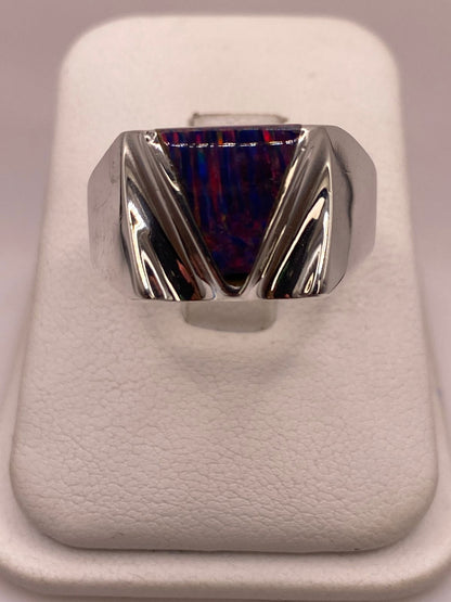 Anillo con Ópalo de Fuego Multicolor en Plata Ley .950 en báscula mostrando peso