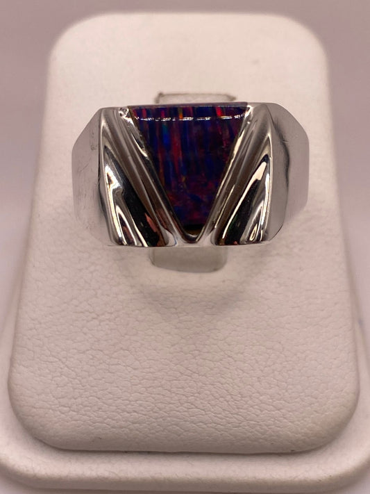 Anillo con Ópalo de Fuego Multicolor en Plata Ley .950 en báscula mostrando peso