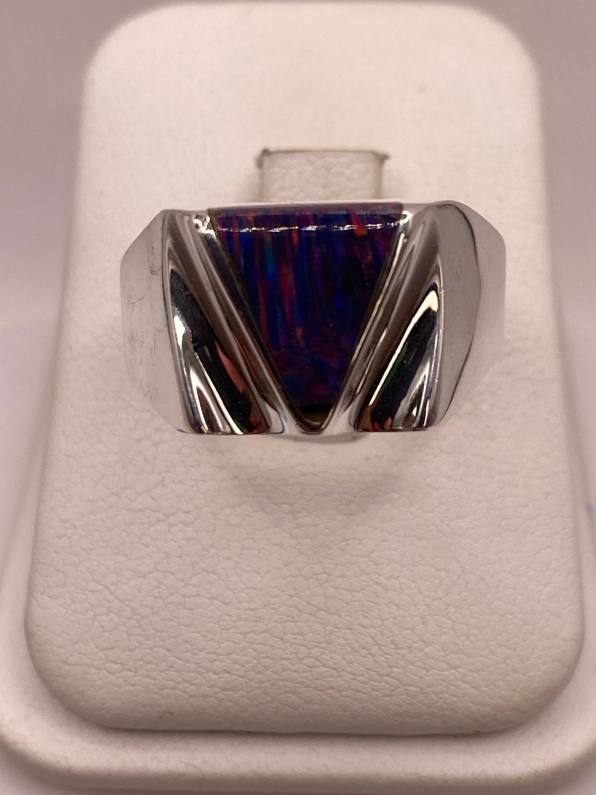 Anillo con Ópalo de Fuego Multicolor en Plata Ley .950, vista lateral