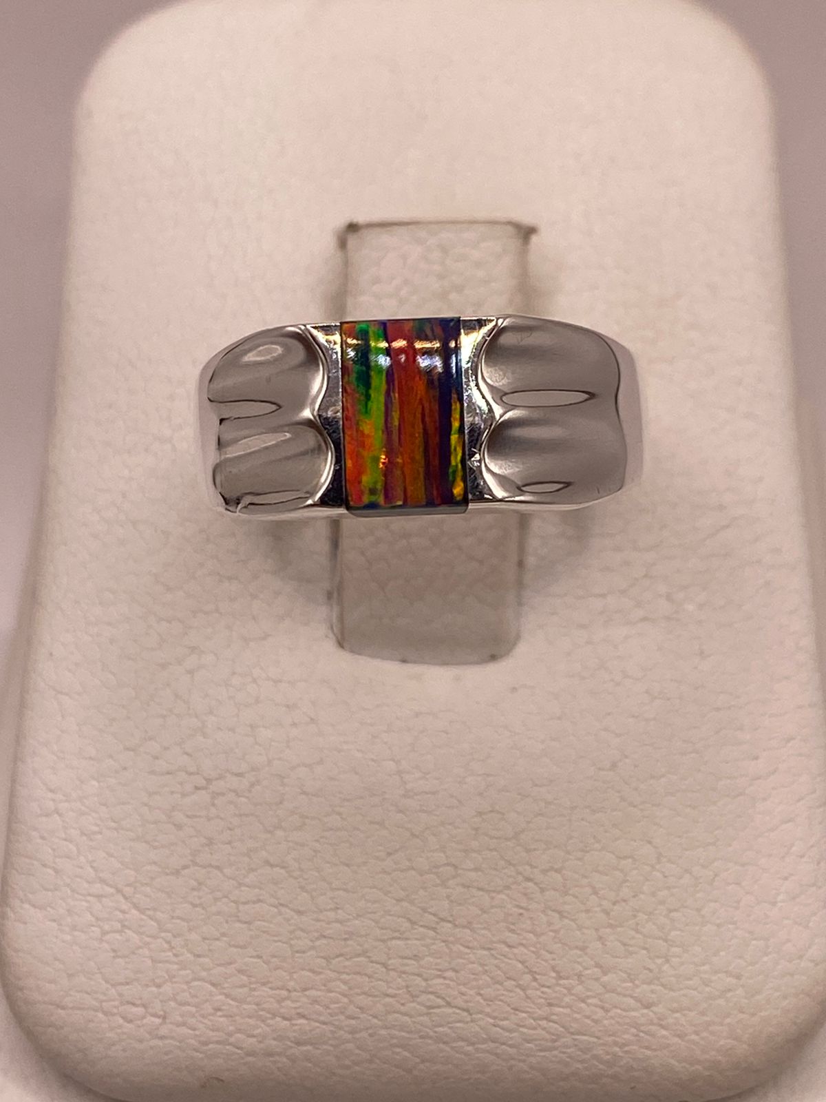 Anillo con Ópalo de Fuego Multicolor en Plata Ley .950 en báscula mostrando peso