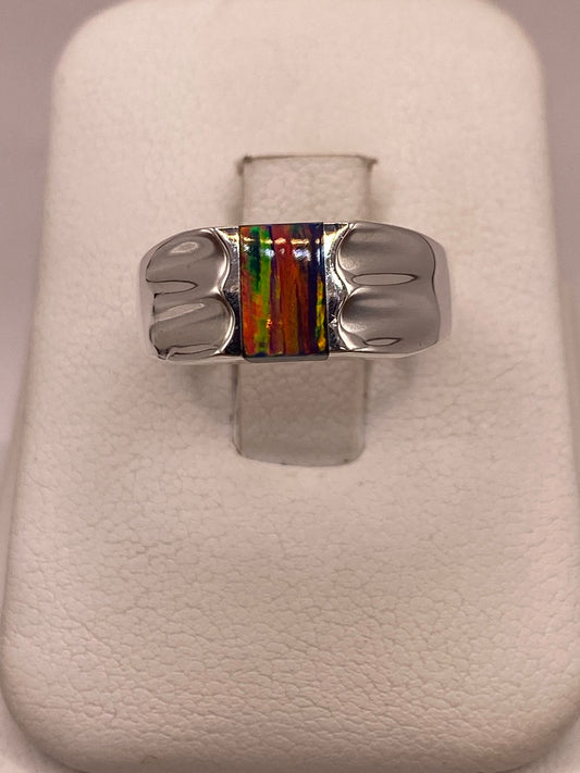 Anillo con Ópalo de Fuego Multicolor en Plata Ley .950 en báscula mostrando peso