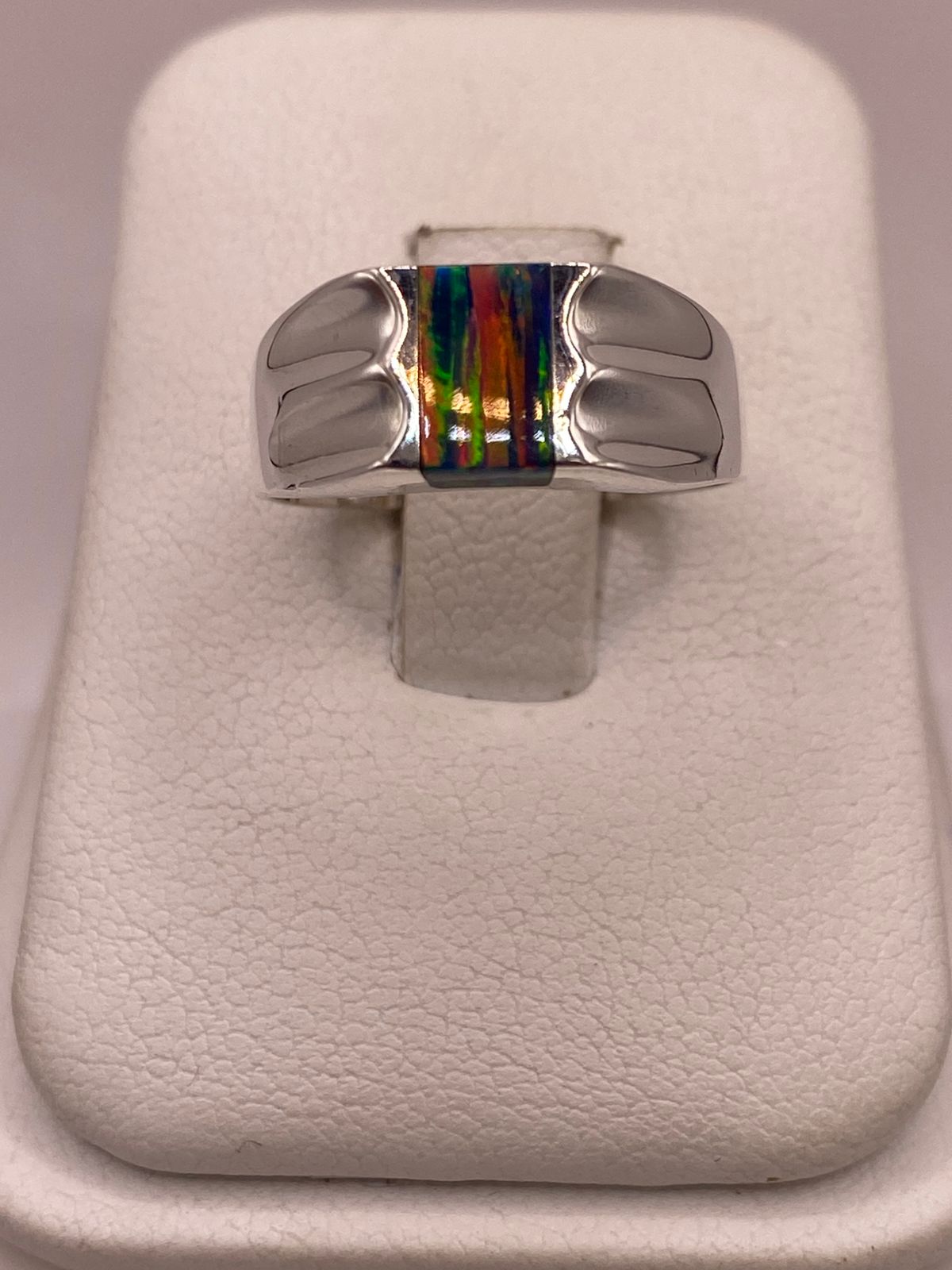 Anillo con Ópalo de Fuego Multicolor en Plata Ley .950, vista de detalle