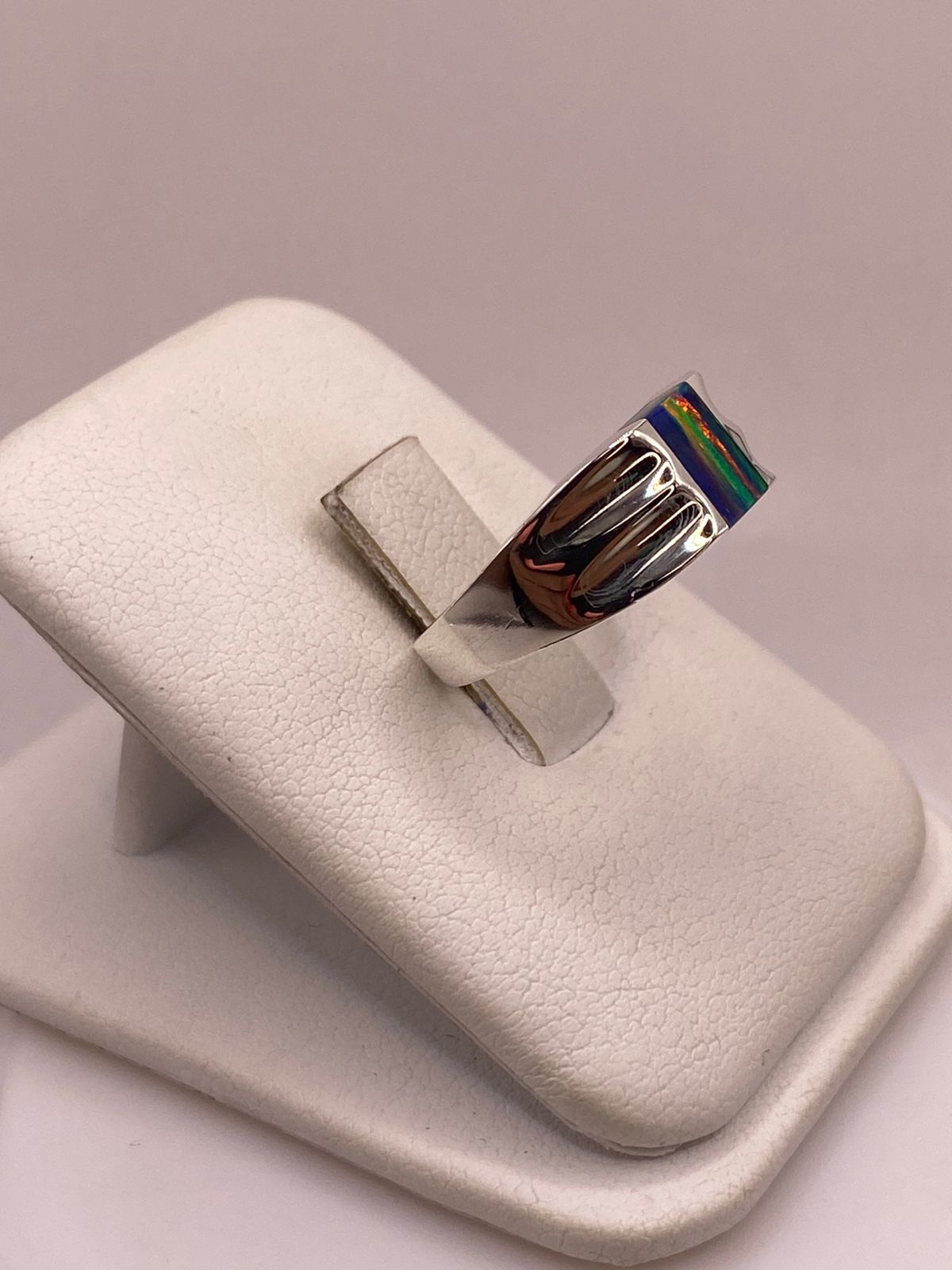Anillo con Ópalo de Fuego Multicolor en Plata Ley .950, vista lateral