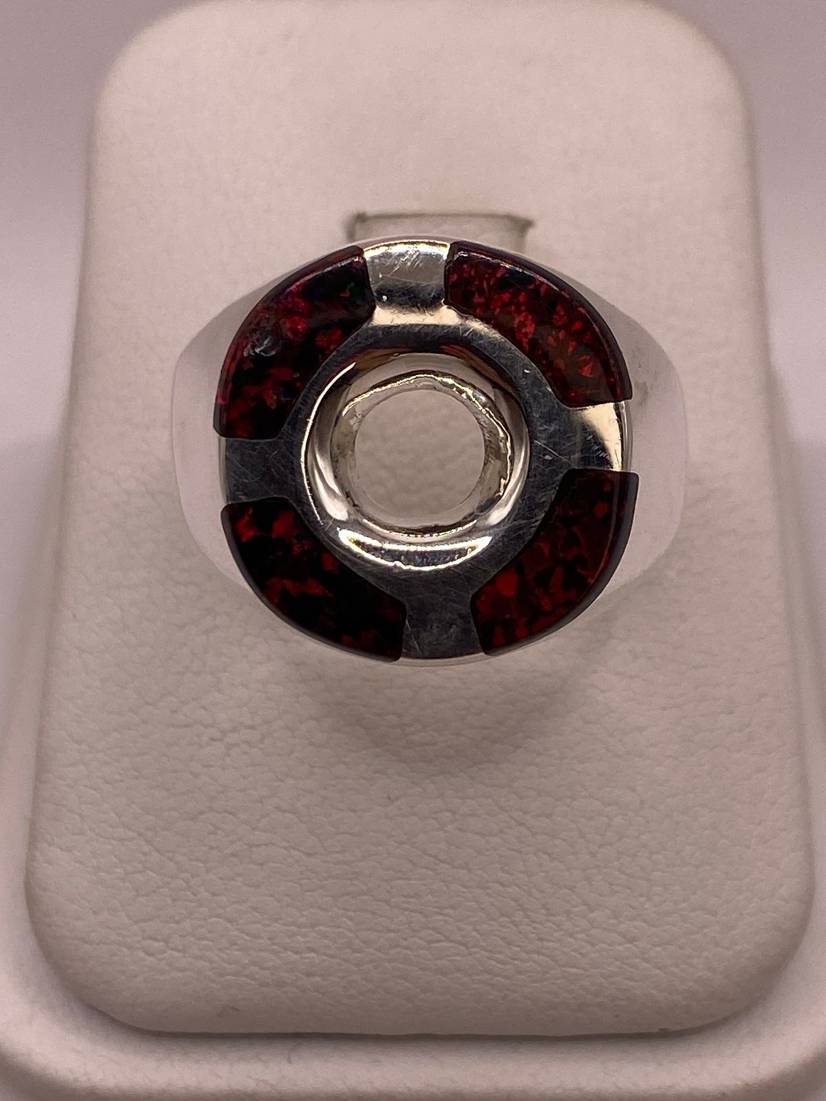 Anillo de Ópalo de Fuego Rojo Iridiscente en Plata Ley .925, vista de detalle