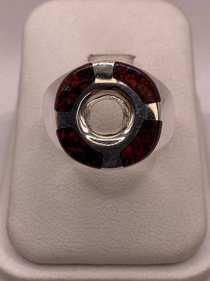 Anillo de Ópalo de Fuego Rojo Iridiscente en Plata Ley .925, vista de detalle